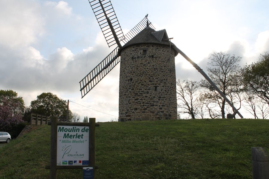 Moulin de Merlet à Plourhan dans un paysage rural