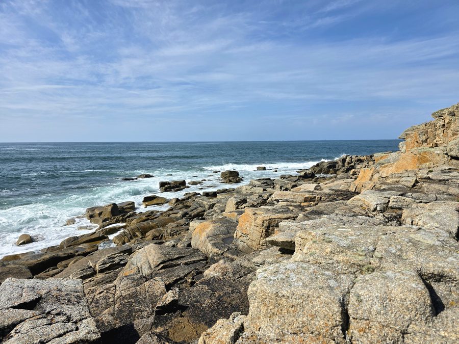 Küste bei Lampaul-Plouarzel mit Felsen, Meer und Küstenlandschaft