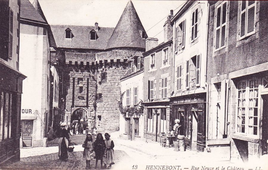Historische Ansicht der Rue Neuve und der Türme Broerec’h in Hennebont