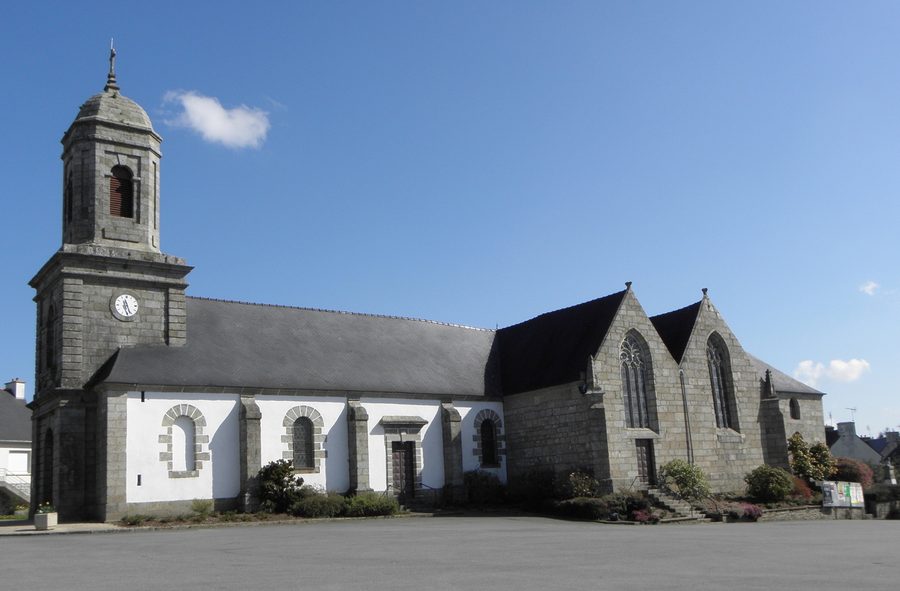 Flanc sud de l'église Saint-Pierre de Plounévez-Quintin