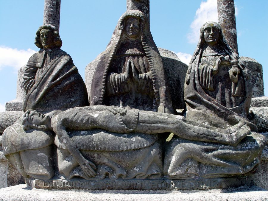 Pietà auf dem Kalvarienberg von Laz im Finistère