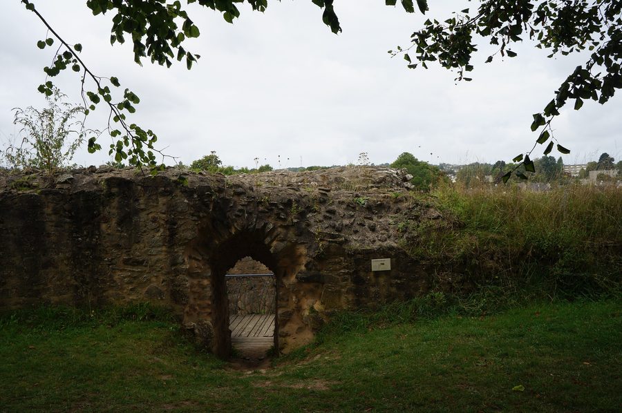 Burgruinen von Léhon mit mittelalterlichen Mauern und Türmen