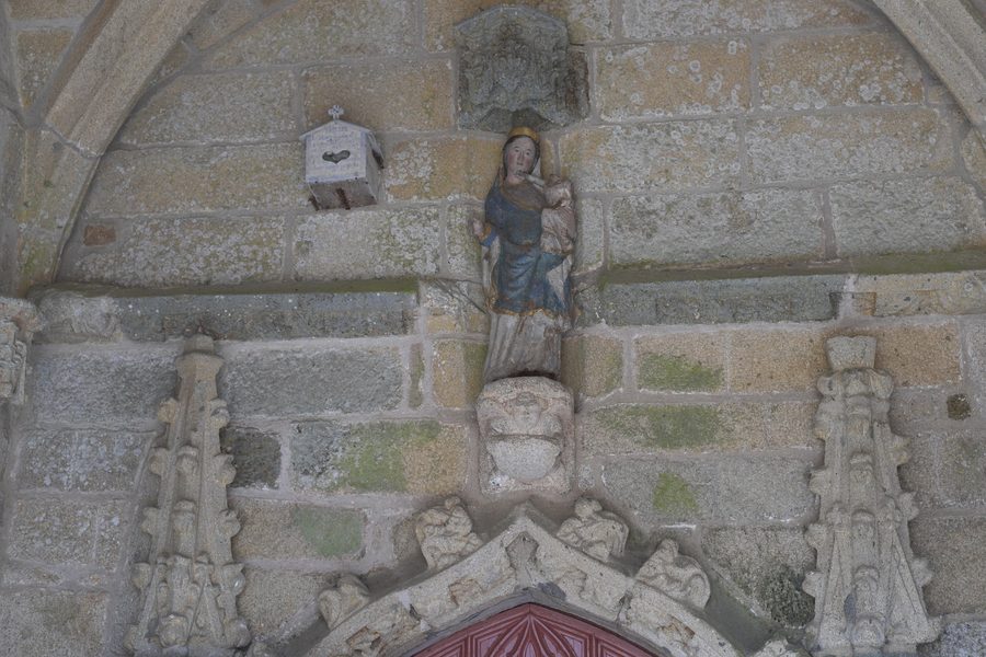 Inneres Portal der südlichen Vorhalle der Kirche Saint-Loup in Lanloup, Bretagne