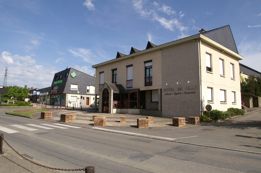 Ortszentrum und Rathaus von Vezin-Le-Coquet in der Bretagne