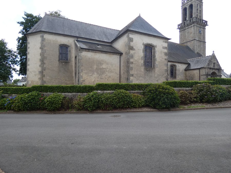 Fassade der Kirche Saint-Étienne in Kersaint-Plabennec