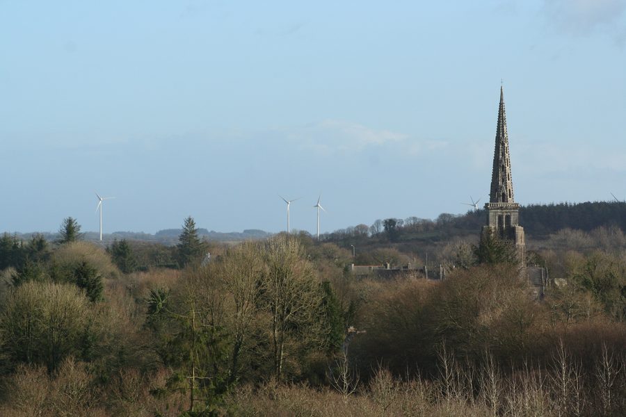Église Notre-Dame de Bulat in Bulat-Pestivien mit ihrem auffälligen steinernen Turm