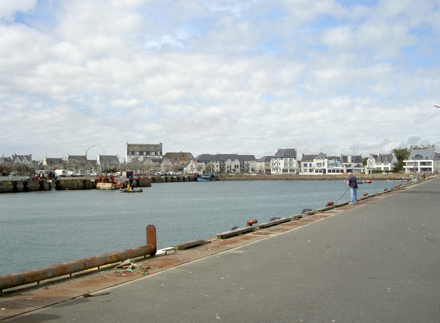 Hafen von Lesconil in Plobannalec-Lesconil mit Booten und Küstenlandschaft