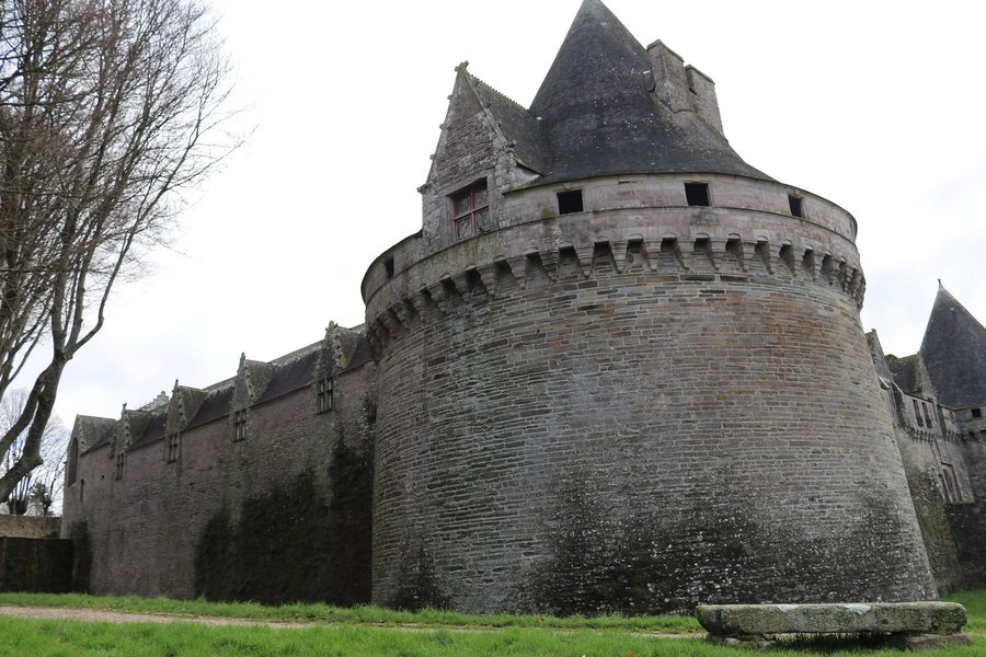 Nordwestturm und Nordfassade des Château des Rohan in Pontivy