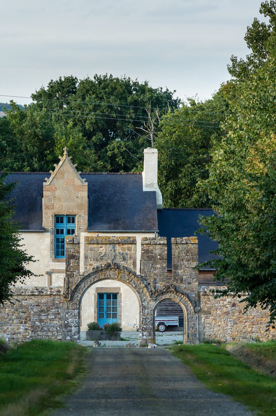 Vestiges du château de la Dobiais à Saint-Jean-sur-Couesnon, avec une porte monumentale à deux arches.