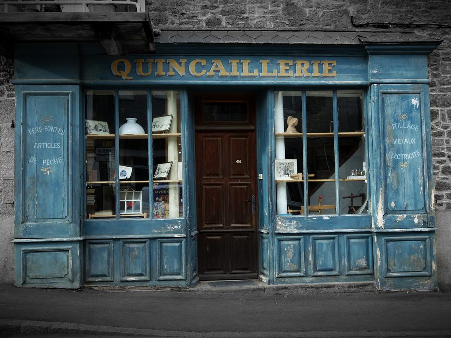 Historische Quincaillerie in Lanhélin im Département Ille-et-Vilaine