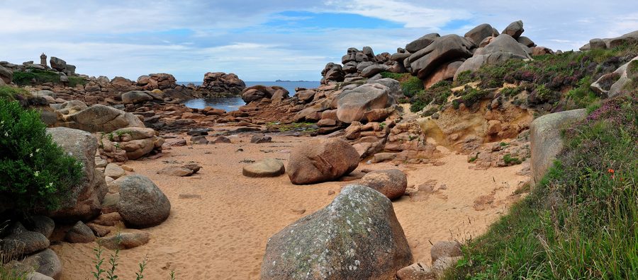 Küste der Côte de Granit Rose bei Ploumanac’h mit rosafarbenen Granitfelsen und Meer