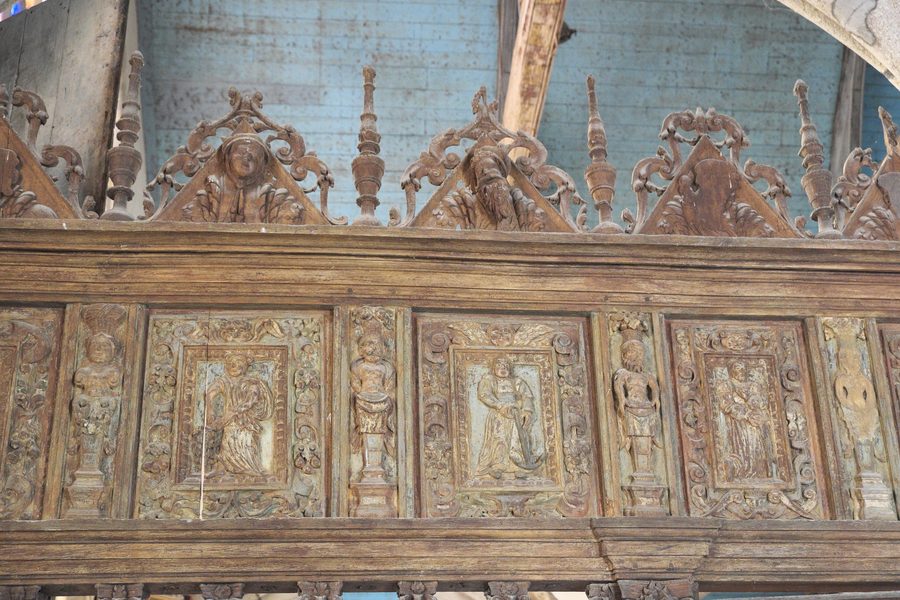 Chorschranke aus dem 16. Jahrhundert in der Kapelle Saint-Herbot in Saint-Herbot, Plonévez-du-Faou