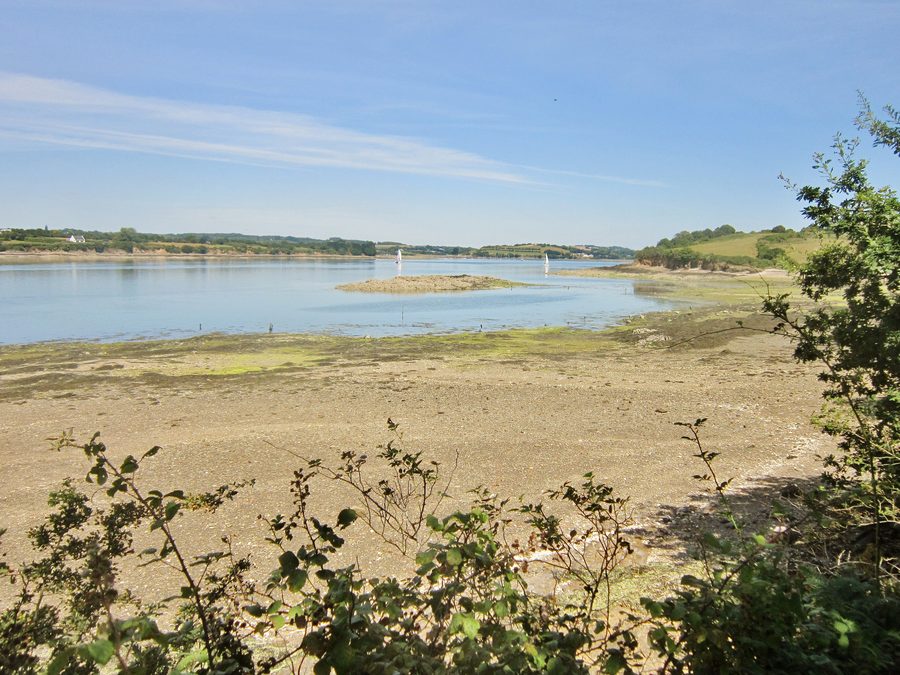Blick von der Pointe du Château auf die Einfahrt zur Rivière de Daoulas bei Logonna-Daoulas