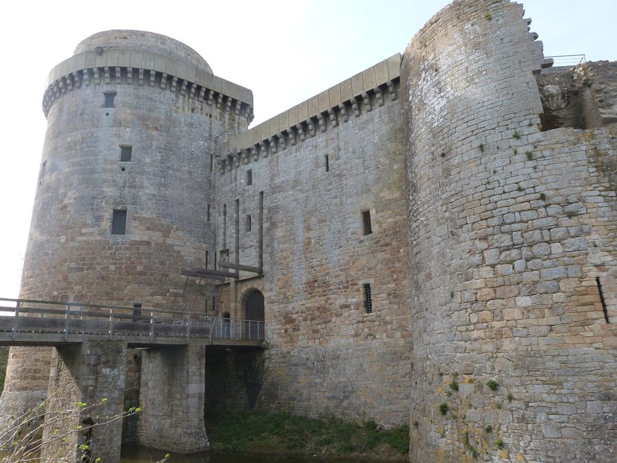Accès avec pont-levis au château de la Hunaudaye à Plédéliac