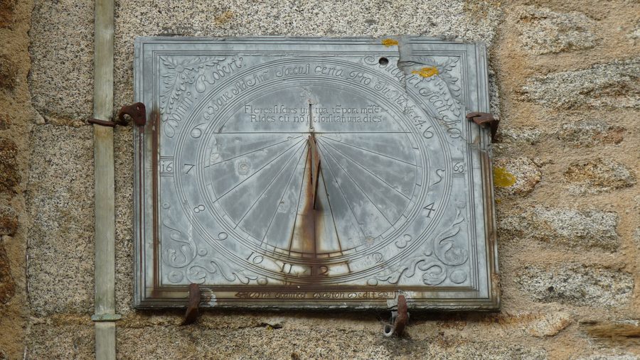 Außenansicht der Église Sainte-Anne in Romagné mit Sonnenuhr