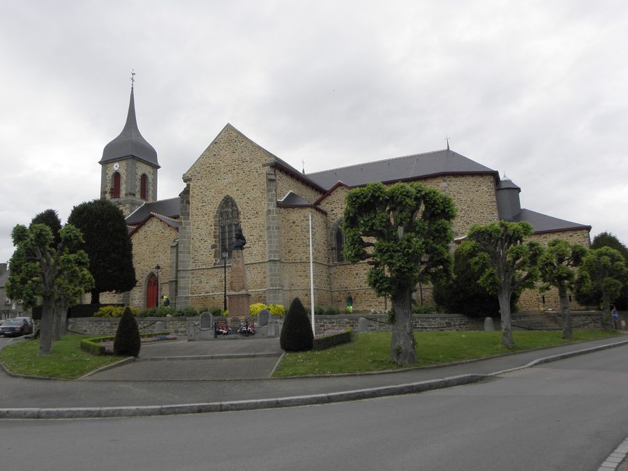 Südansicht der Kirche Saint-Pierre in Miniac-Morvan im Département Ille-et-Vilaine