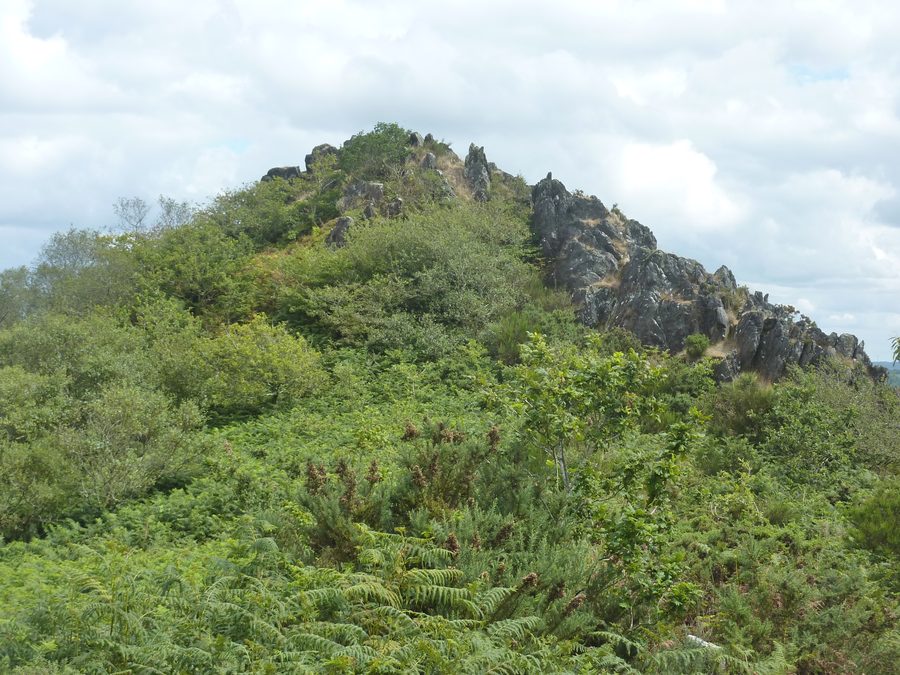 Die Roche du Feu bei Gouézec, ein Aussichtspunkt in den Montagnes Noires