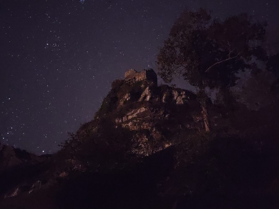 Ruinen des Schlosses von La Roche-Maurice bei Nacht