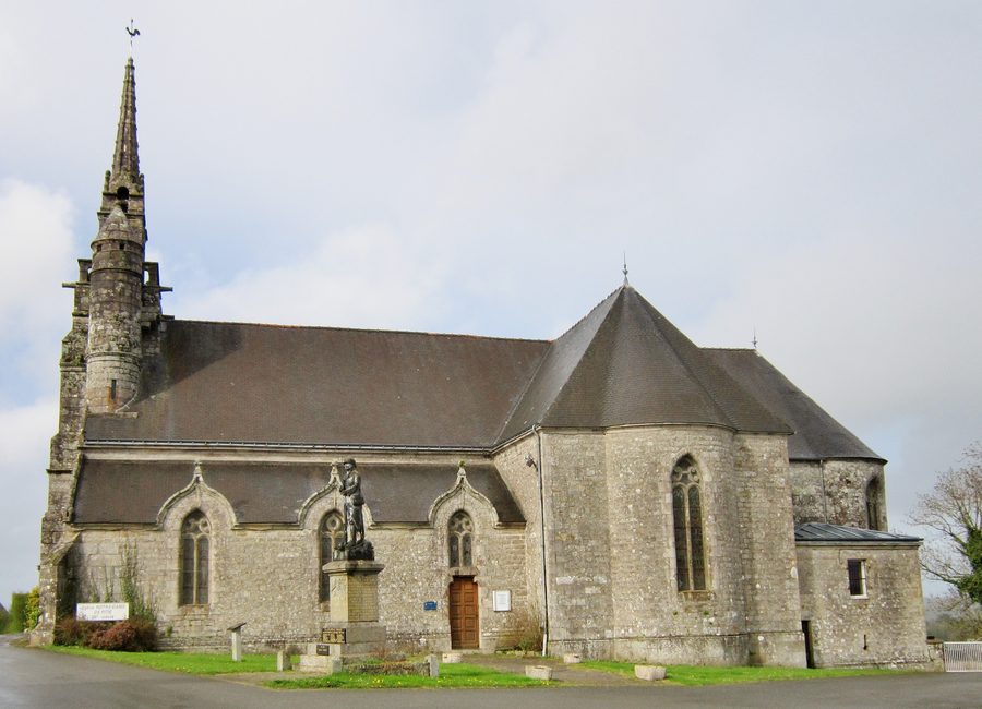 Vue extérieure d'ensemble de l'église Notre-Dame-de-la-Pitié à La Chapelle-Neuve, dans les Côtes-d'Armor