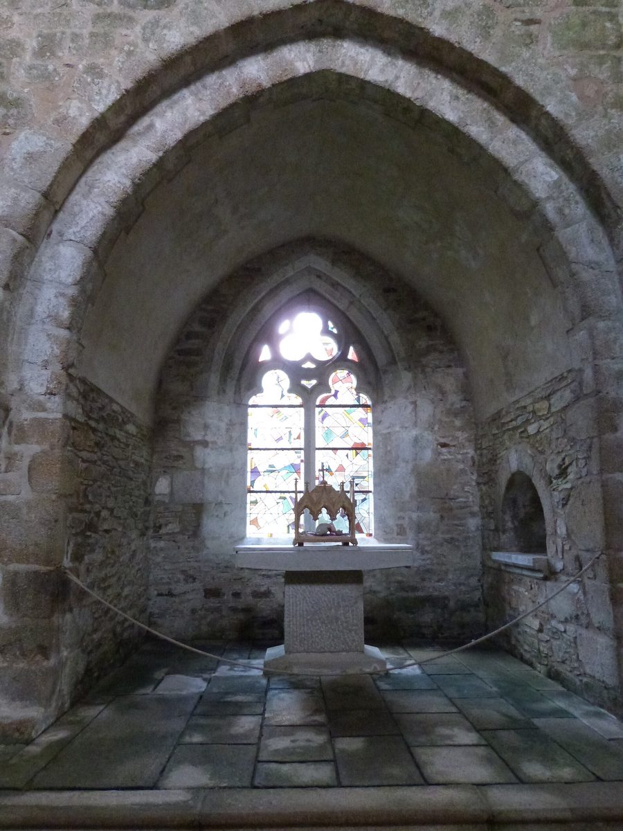Innenraum der Abteikirche Notre-Dame de Boquen in Plénée-Jugon