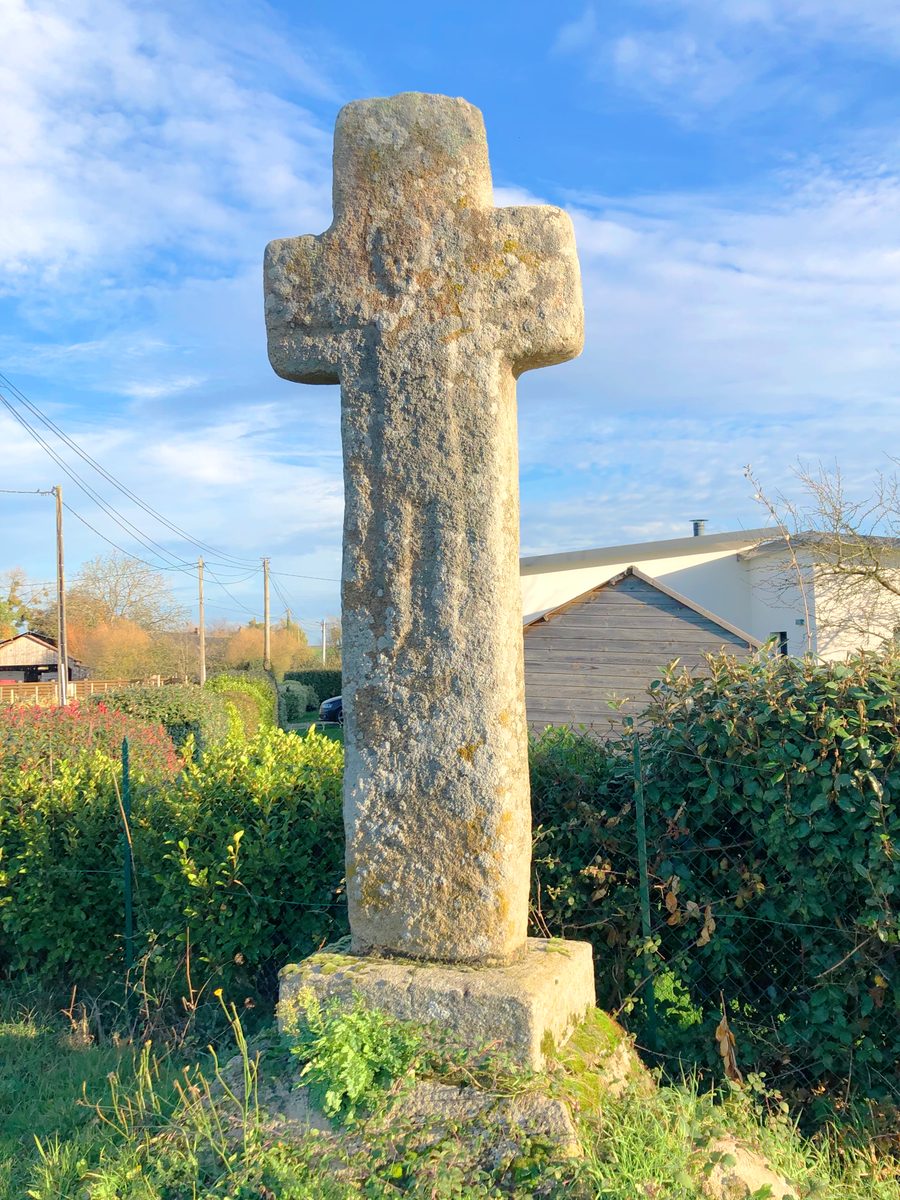 Mittelalterliches monolithisches Granitwegkreuz am Ort Le Châtel in Plélan-le-Petit