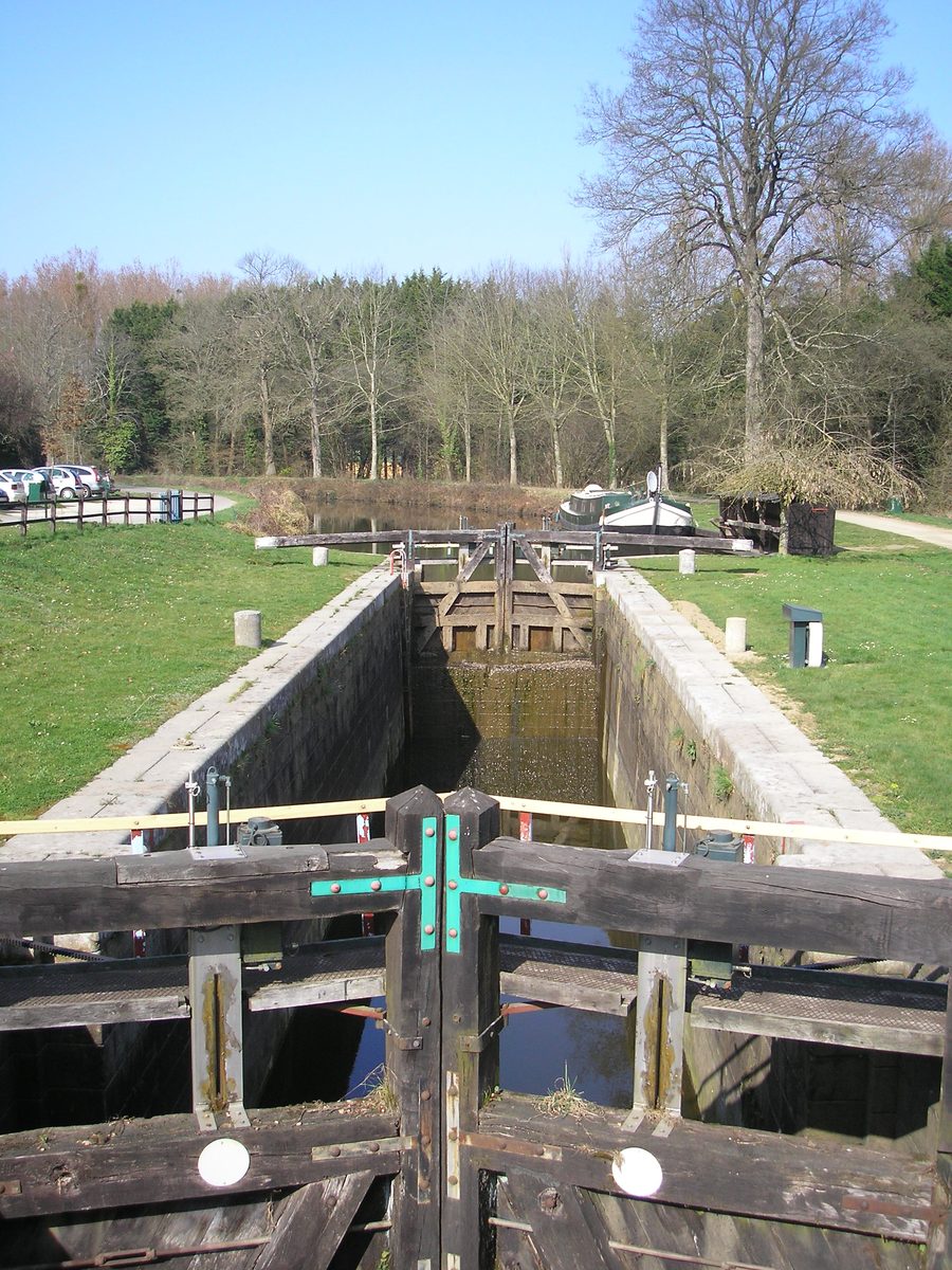 Schleuse am Kanal d’Ille-et-Rance in Saint-Médard-sur-Ille in der Bretagne