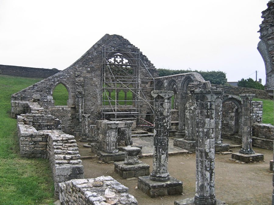 Nordfassade der Ruinen der Chapelle du Languidou in Plovan