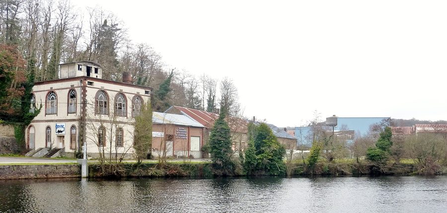 Site des anciennes Forges d’Hennebont vu depuis la rive gauche du Blavet à Inzinzac-Lochrist