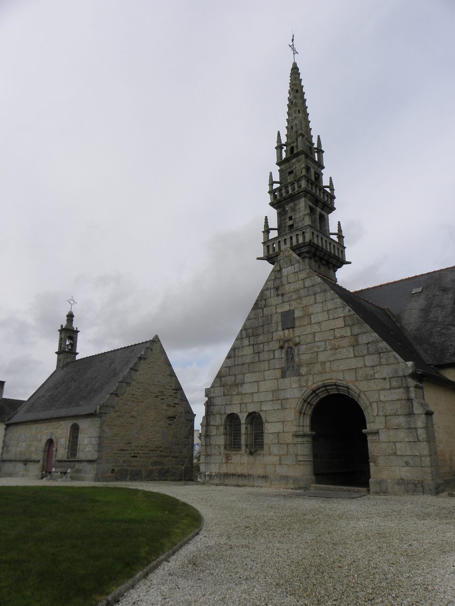 Chapelle Sainte-Anne, clocher et porche-ossuaire de l'église Saint-Pierre-et-Saint-Paul de Milizac