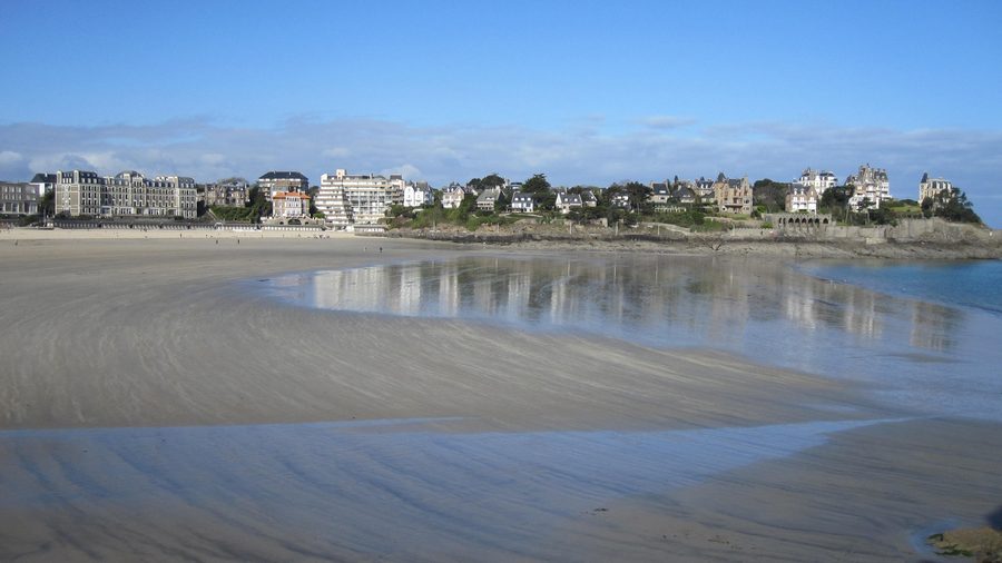 Plage de l’Ecluse in Dinard bei Ebbe mit Belle-Époque-Villen im Hintergrund