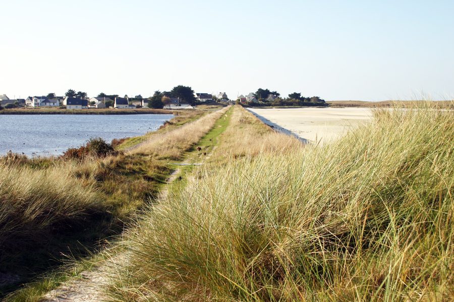 Küstendeich am Curnic in Guissény mit Wasserfläche und bretonischer Küstenlandschaft
