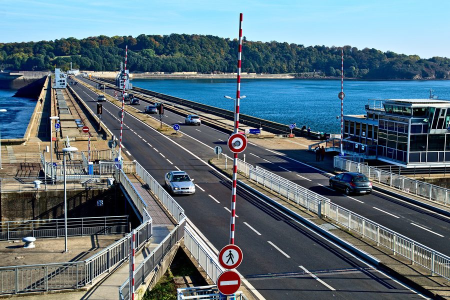 Vue du barrage de l’usine marémotrice de la Rance entre Dinard et Saint-Malo