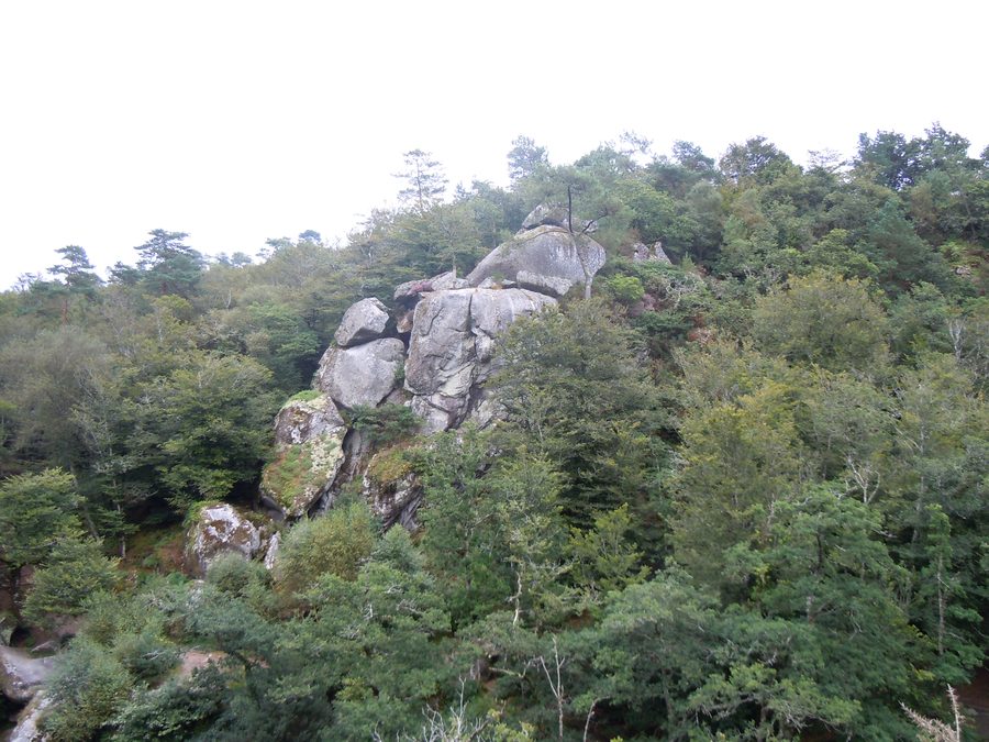 Felsformationen an den Roches du Diable bei Guilligomarc'h