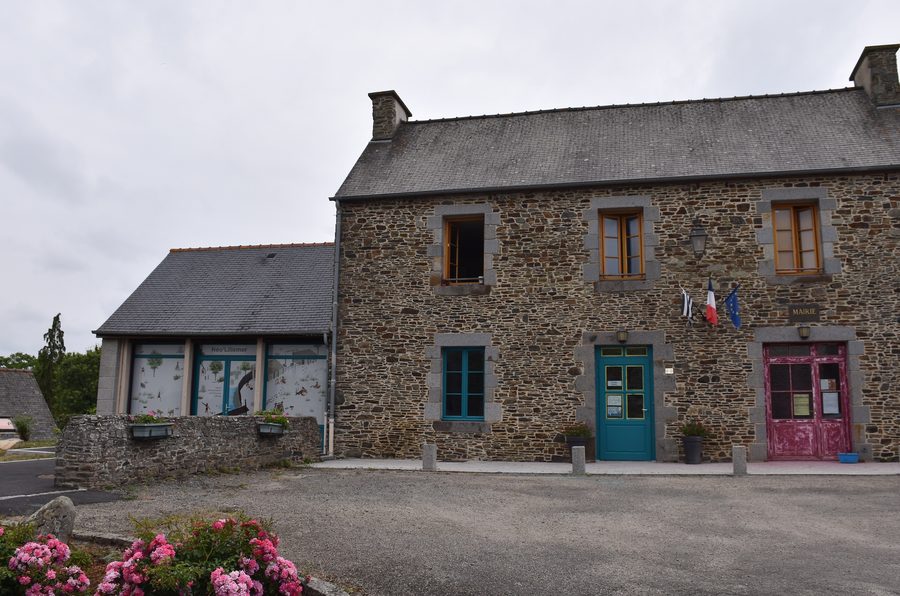 Mairie de Lillemer dans le bourg de Lillemer