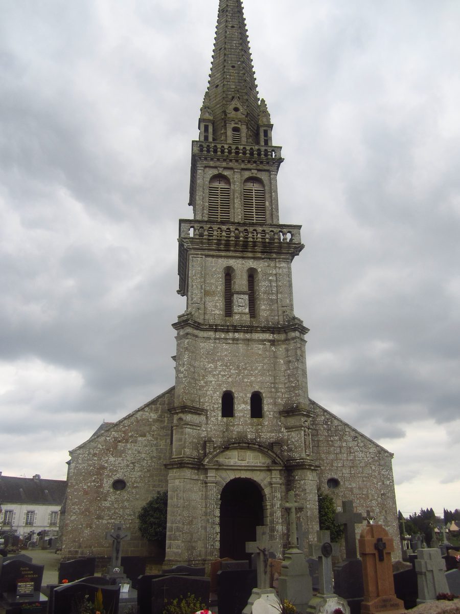 Außenansicht der Kirche Saint-Gilles in Elliant im Finistère