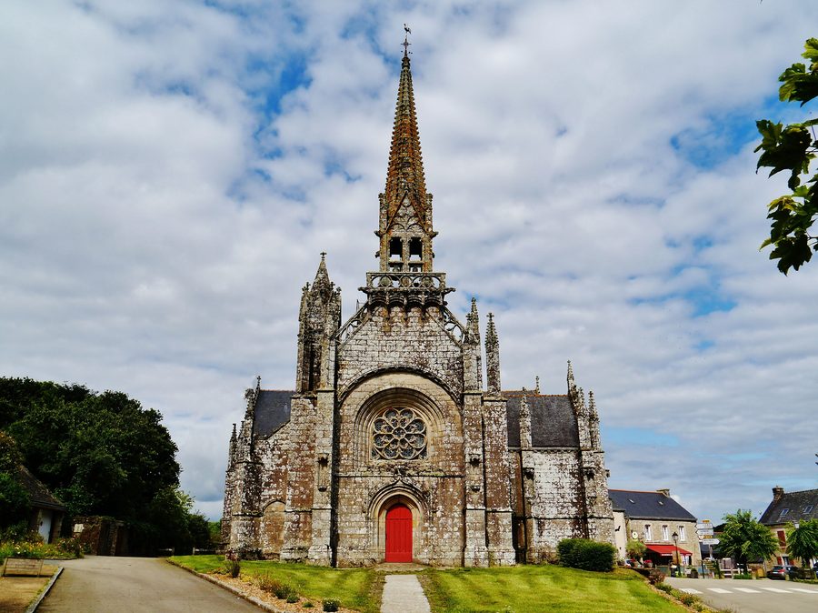 Fassade der Kirche Notre-Dame in Kernascléden im Département Morbihan