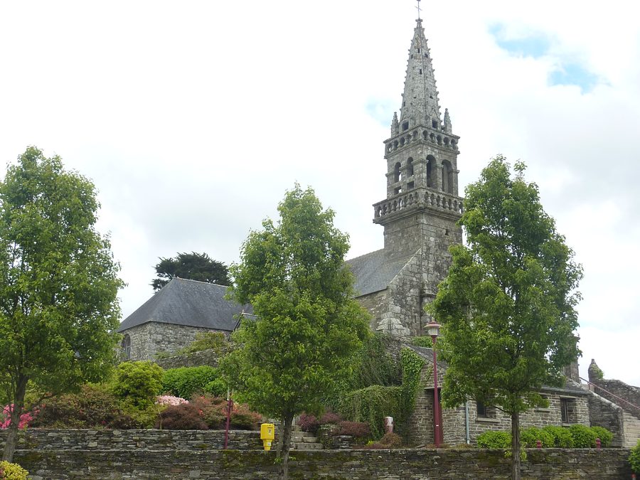 Pfarrkirche Saint-Pierre in Motreff im Finistère
