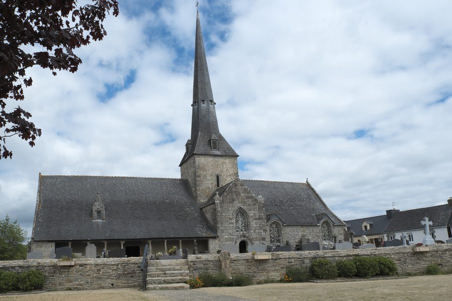Südseite der katholischen Pfarrkirche Ste-Trinité in Calan mit Galerie