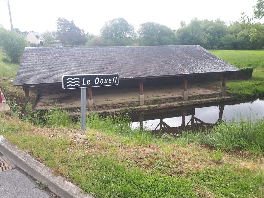 Waschhaus am Doueff in Mauron im französischen Département Morbihan