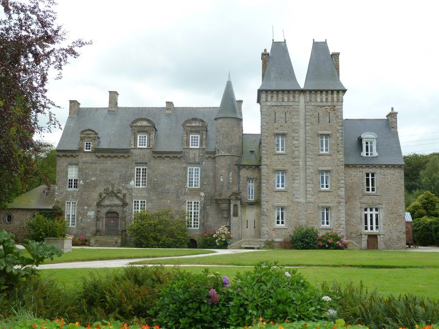 Außenansicht des Herrenhauses von Trébodennic in Ploudaniel
