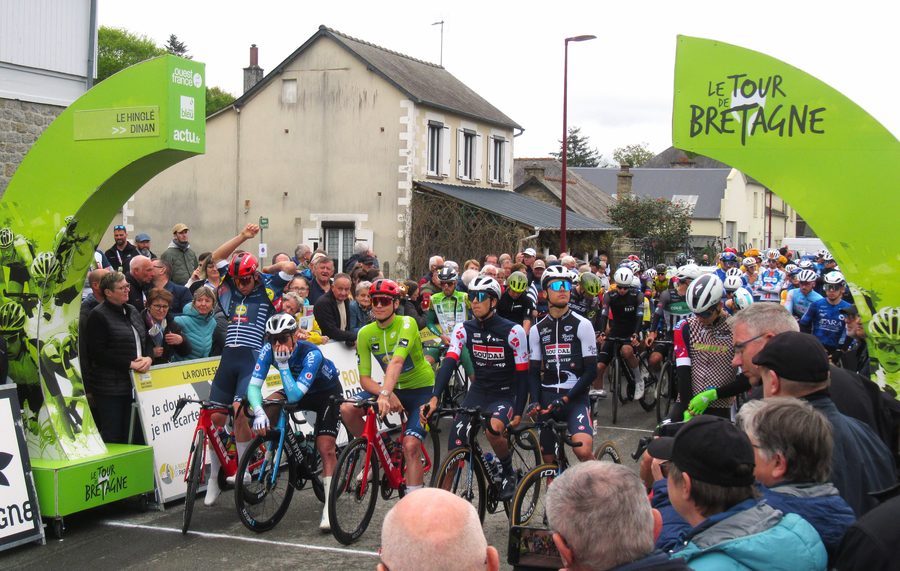 Start der 7. Etappe der Tour de Bretagne 2024 in Le Hinglé