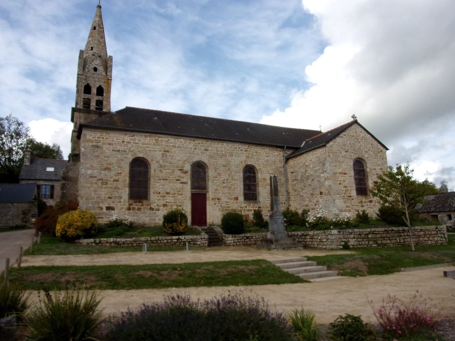 Außenansicht der Pfarrkirche Saint-Guénaël in Lescouët-Gouarec