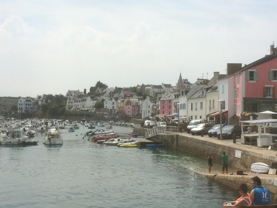 Port de Sauzon mit den Häusern des Hafenorts an der Küste von Belle-Île-en-Mer