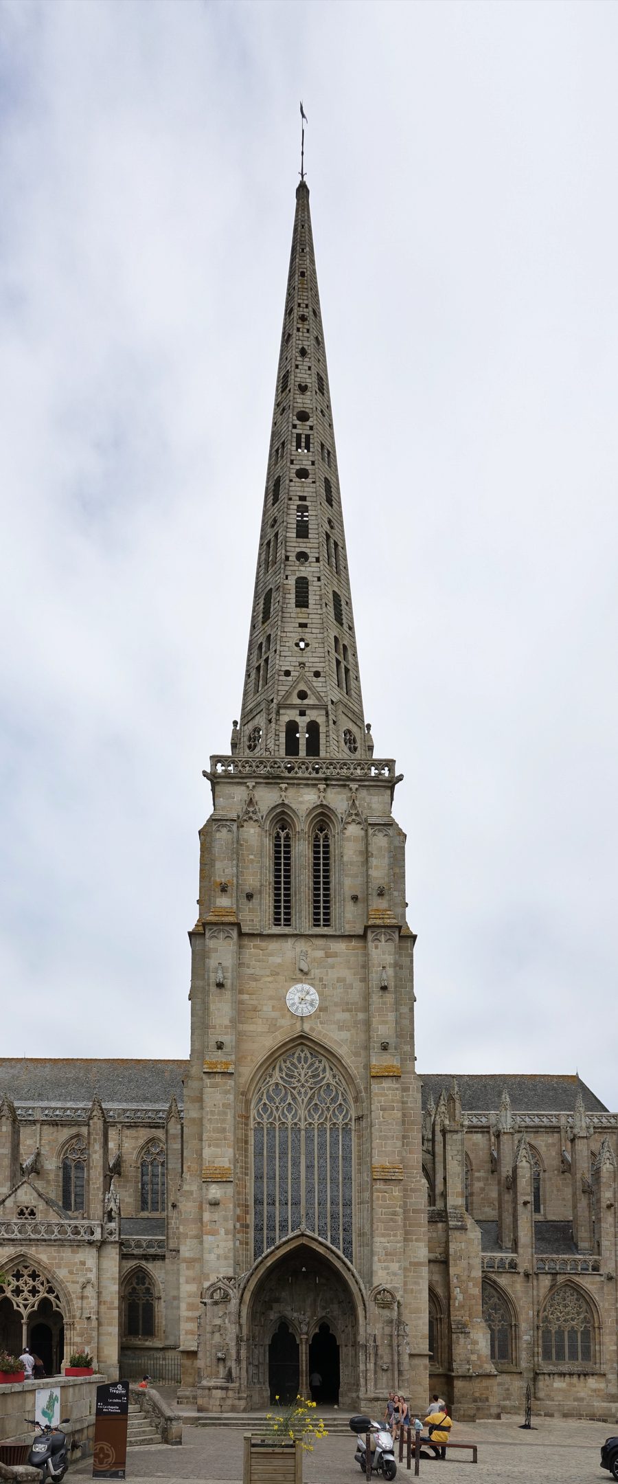 Außenansicht der Kathedrale Saint-Tugdual in Tréguier
