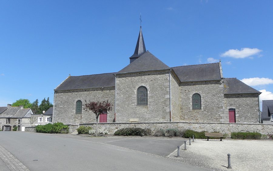 Südansicht der Église Saint-Pierre in Saint-Carné