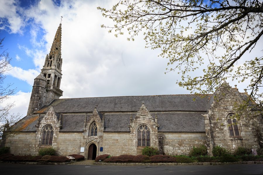 L'église Saint-Pierre de Plougonver (Côtes-d'Armor).