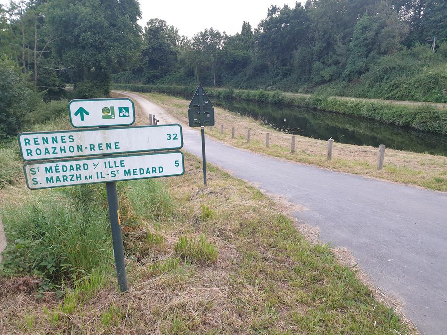 Signalisation trilingue sur la voie verte le long du canal d’Ille-et-Rance