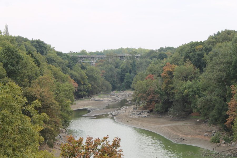 Künstlicher See und Viadukt bei Morieux in der Bretagne