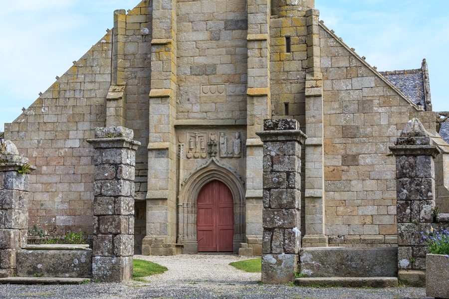 Église Saint-Pierre in Plounévez-Moëdec im Département Côtes-d’Armor
