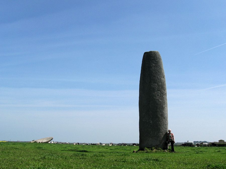 Stehender Menhir von Kergadiou in Plourin, Finistère